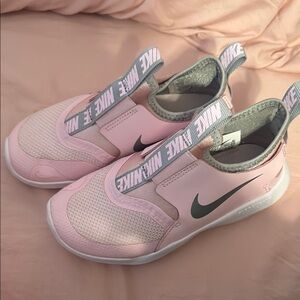 NWOT Nike girls flex runners